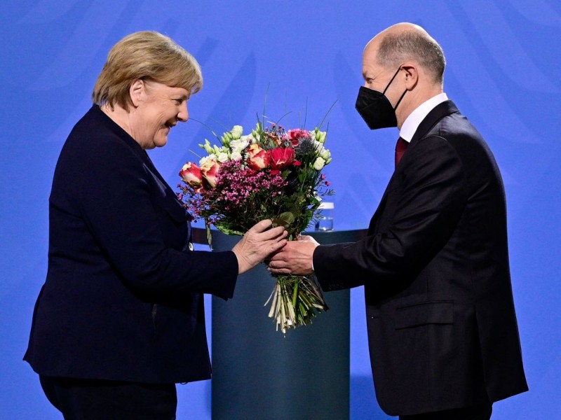 Merkel entrega a Scholz las riendas de Alemania