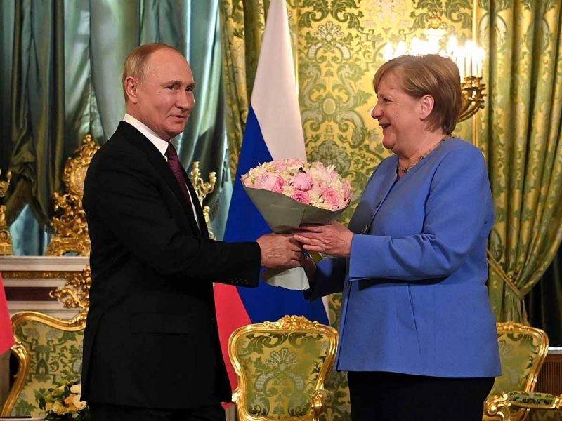 Merkel pide a Vladimir Putin que libere a Alexéi Navalni