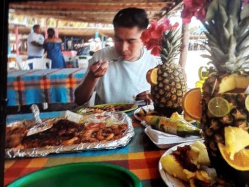 Mesero de playa Linda estafa a turistas estadounidenses