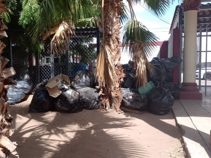 Meses con basura acumulada en escuela Jaime Nunó