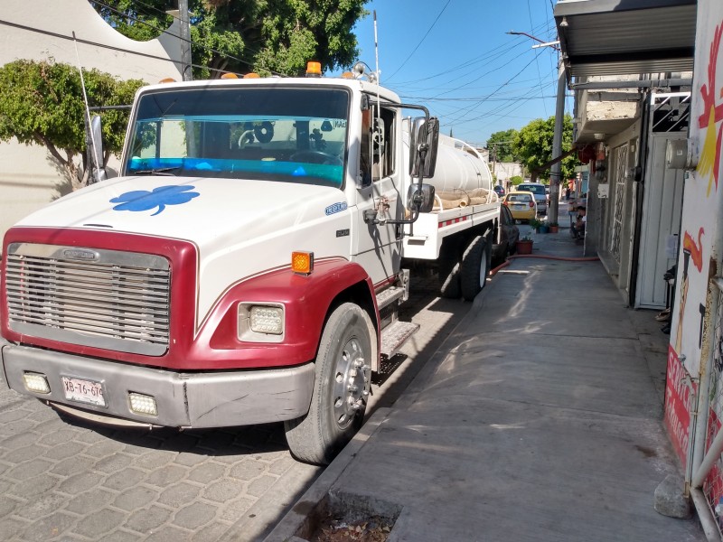 Meses sin agua en la Avenida Portes Gil