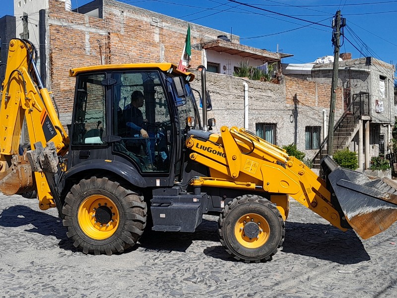 Meten maquinaria pesada en fosa de colonia Mariano Otero