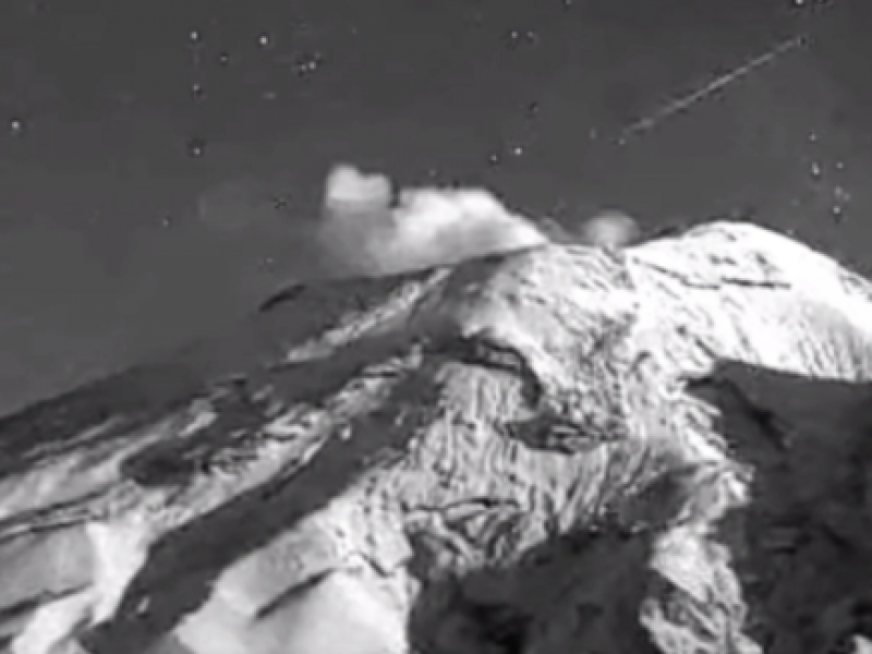 Meteorito surca el cielo del Popocatépetl