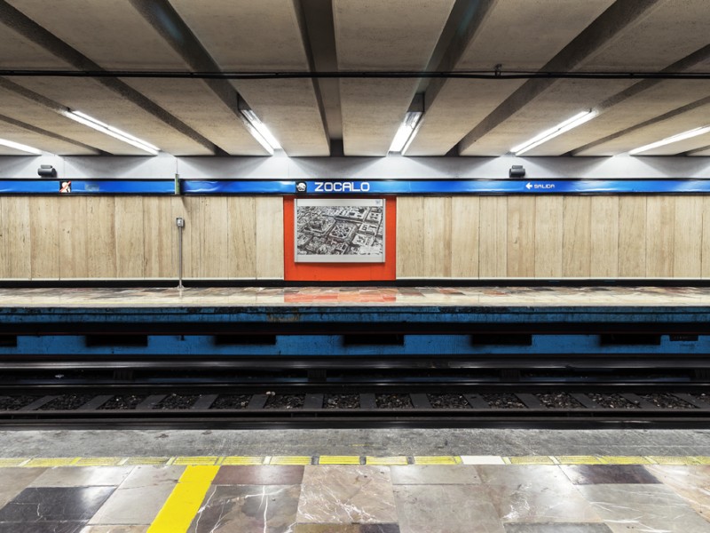 Metro cierra estación Zócalo por marcha