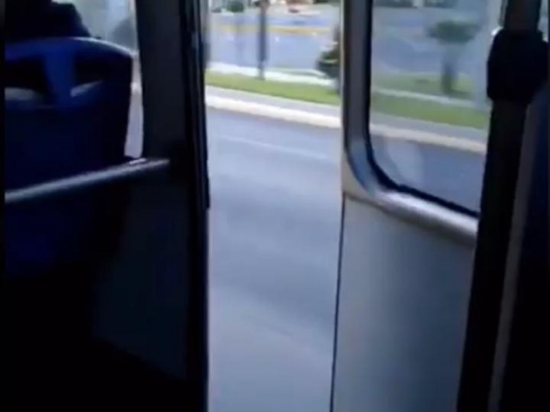 Metrobús del RUTA viaja con puertas abiertas