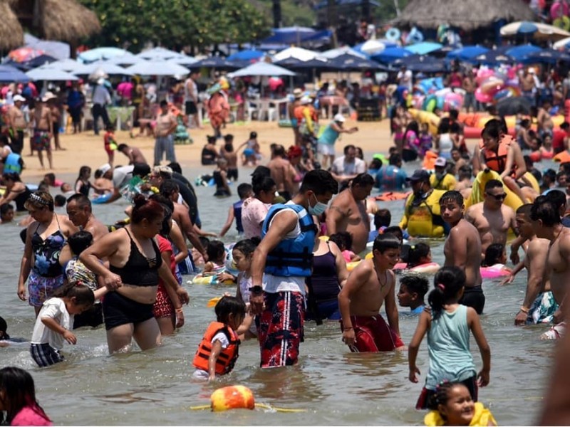 Mexicanos abarrotan las playas este fin de semana