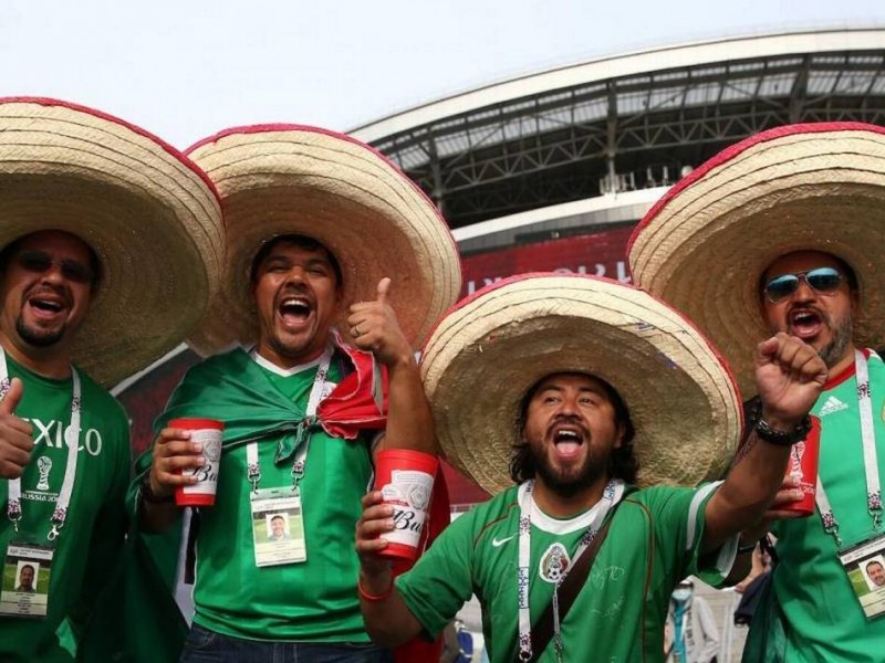 Mexicanos celebran haber ganado sede del Mundial 2026