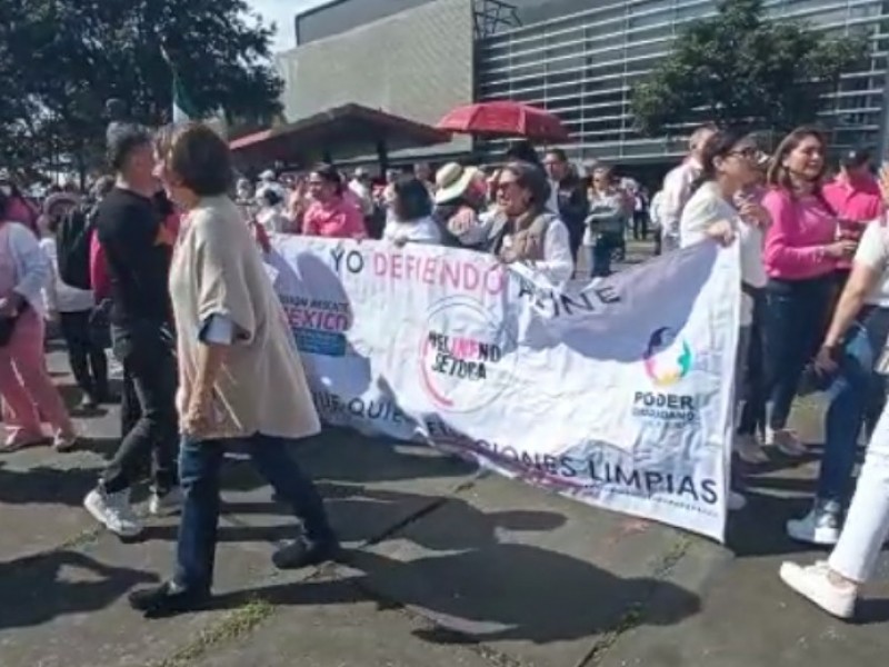 Marchan mexicanos en defensa del INE