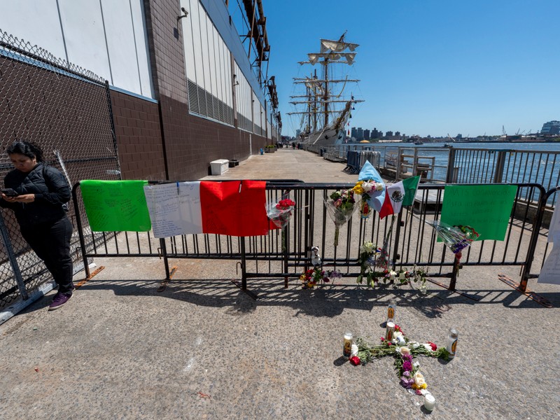 Mexicanos en Nueva York honran a cadetes fallecidos