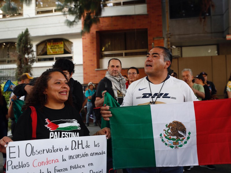 Mexicanos protestan frente a Embajada de Ecuador