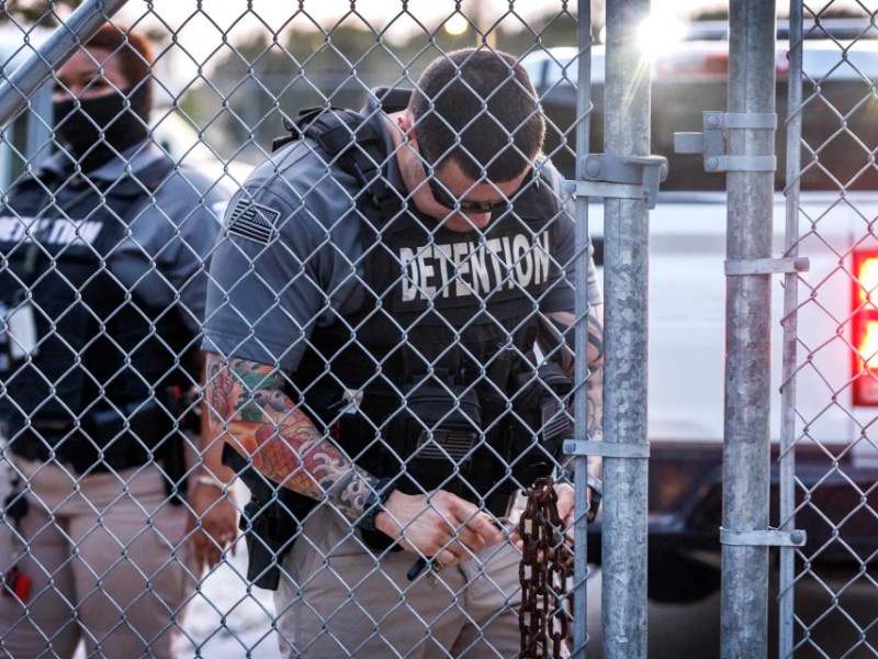 México alerta sobre 176 detenidos en nuevo centro migratorio de Florida