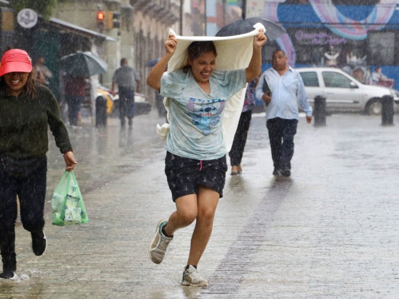 México amanece con lluvias intensas y calor extremo