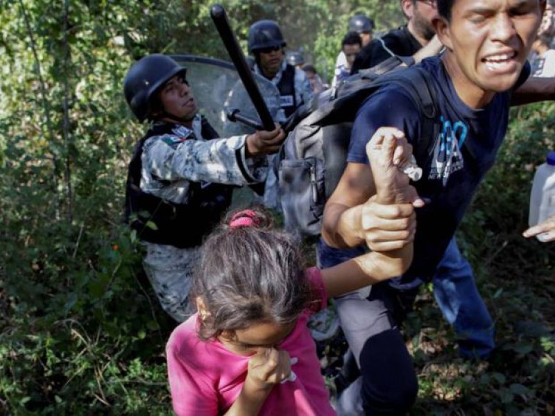 México despliega feroz operativo para frenar caravana migrante en Chiapas