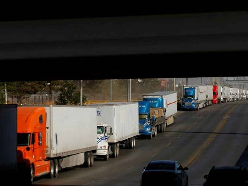 México pide a Texas suspender inspecciones a transporte de carga