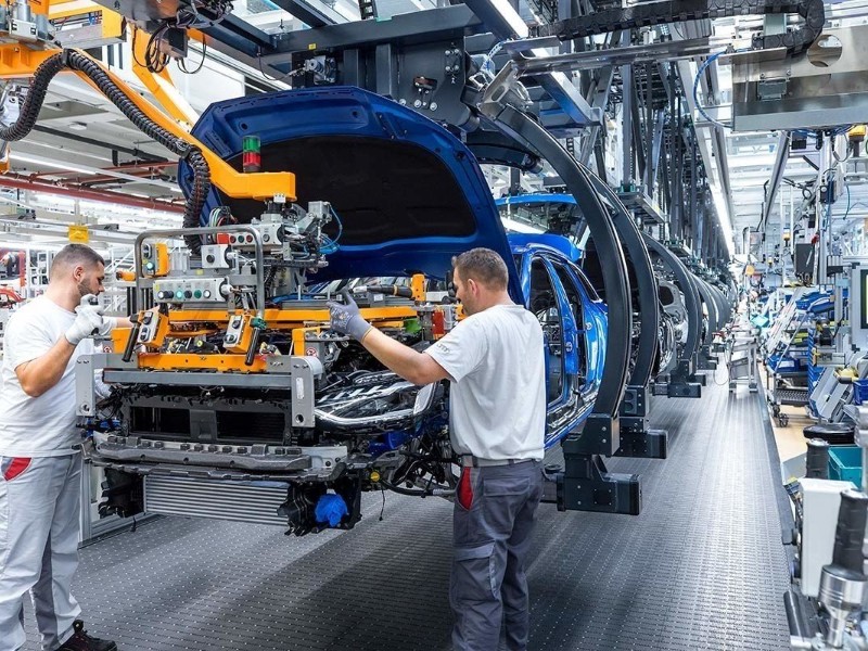 México produce más autos, pero vende menos