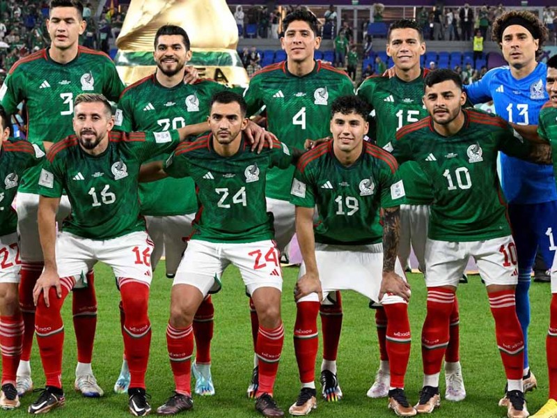 México sale con defensa de cinco y sin ‘9’