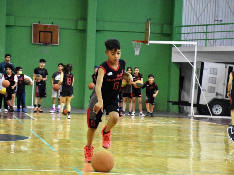 Mexiquenses disfrutan de taller de Basquetbol en Cd. Deportiva