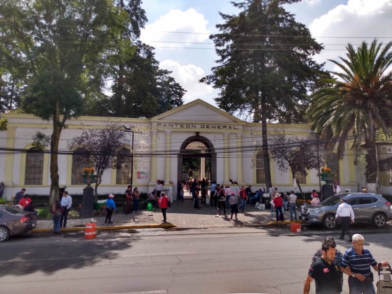 Visitan a sus difuntos en panteones mexiquenses