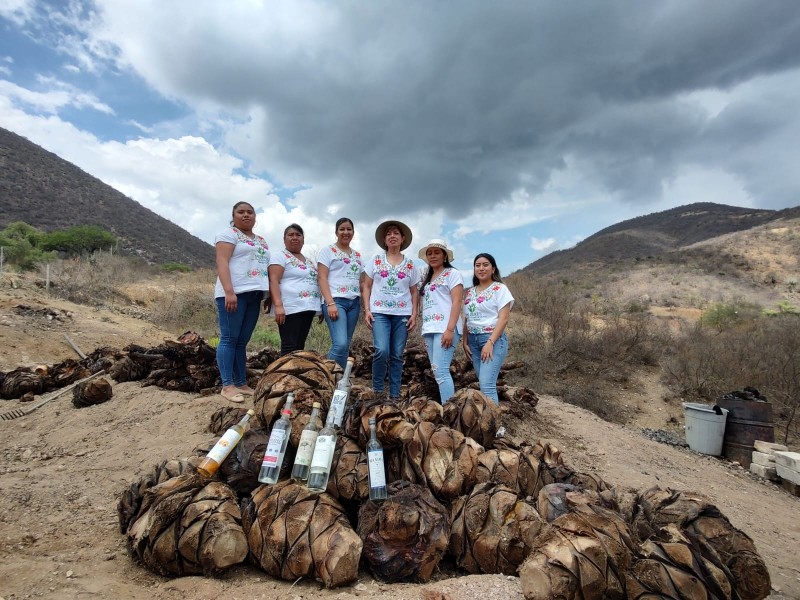 Mezcal poblano (producción regional) ganó Medalla de Oro, 