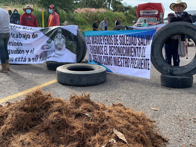 Mezcaleros bloquean carretera 190 Oaxaca-Istmo