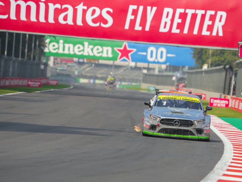 Michel Jourdain domina el primer día de la Freightliner Legends Cup