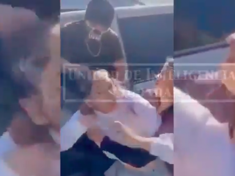 Indignante: hombres rapan a mujer por tocarles claxon