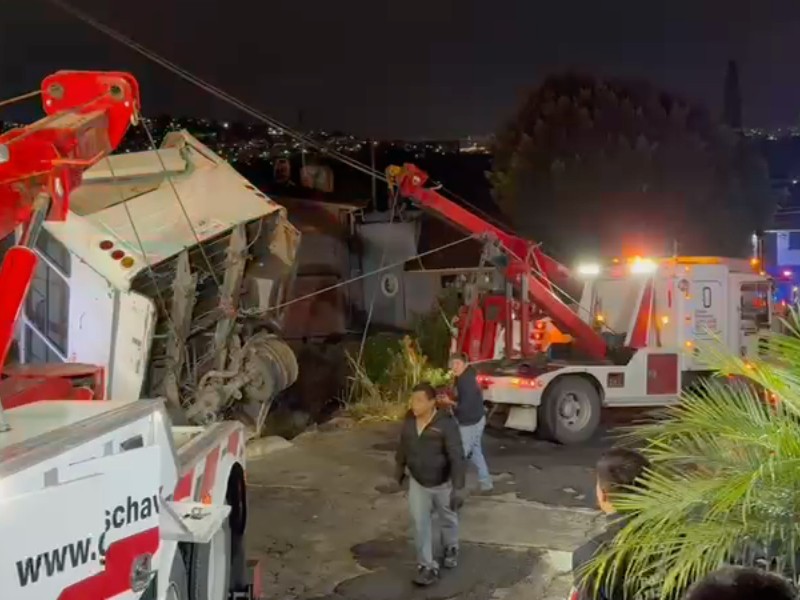 Microbús cae en casa en Atizapán