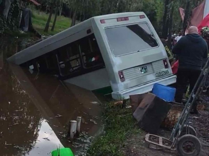 Microbús pierde el control y cae a canal en Xochimilco