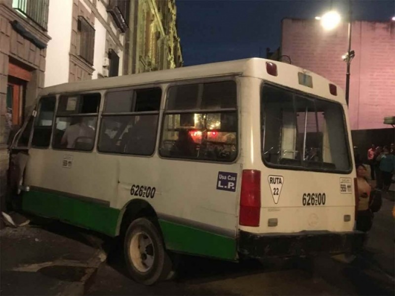 Microbús se estampa contra librería en el Centro