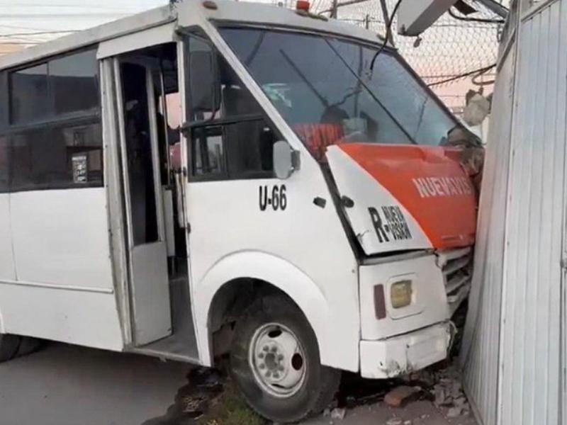 Microbús de Nueva Visión embiste taxi y termina contra dos viviendas