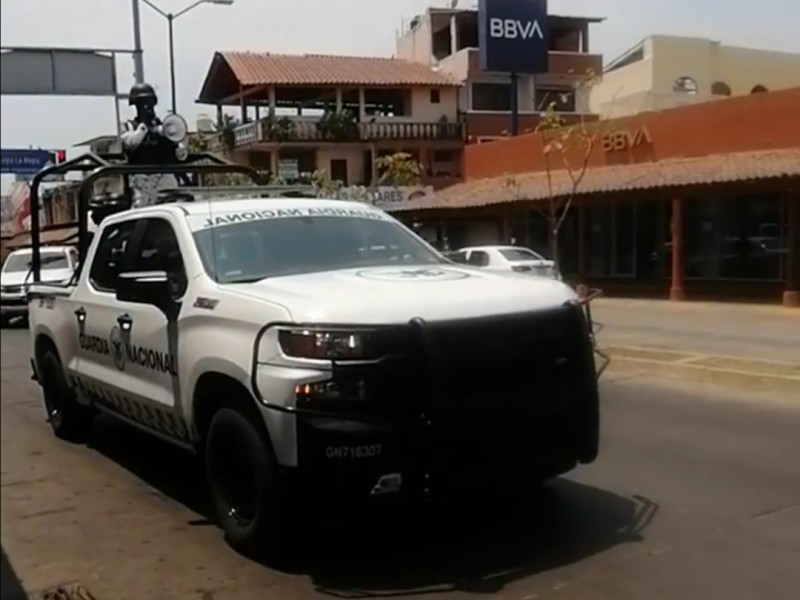 Mientras elementos policiacos refuerzan perifoneo en calle, la gente ignora