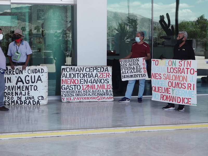 Mientras entregan agua, ciudadanos protestan en Presidencia por desabasto