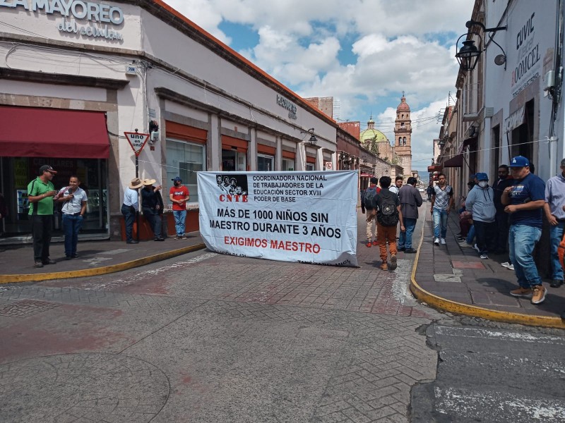 Mientras no exista una reunión, bloqueos y plantón permanecerán: docentes