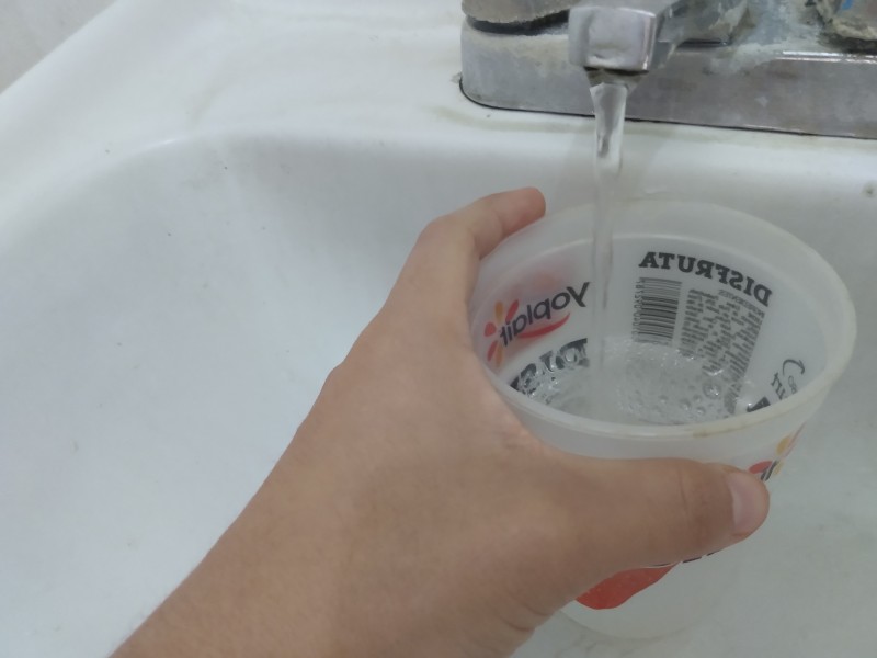 Mientras unos sufren por agua en Sinaloa, otros la desperdician