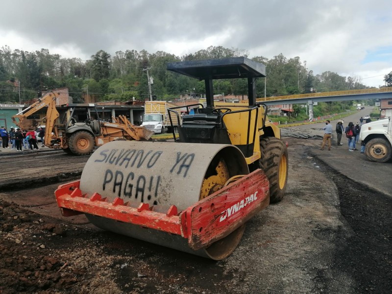 Miércoles, entre bloqueos y quema de camiones en Michoacán