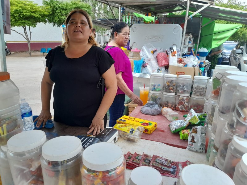 Migdalia Ruiz,joven invidente pide apoyo para una caseta de dulces