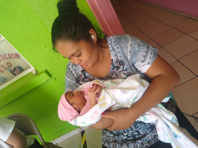 Migrante da a luz a niña luego de ser deportada