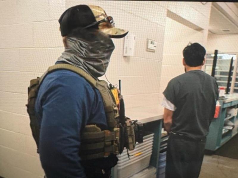 Migrante mexicano con antecedentes penales fallece bajo custodia de migración en Texas