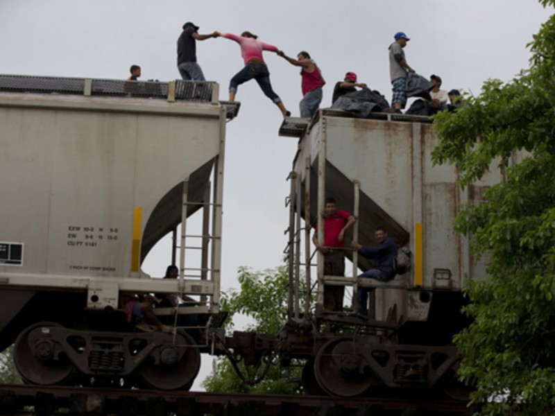 Migrante pierde el brazo al caer de 