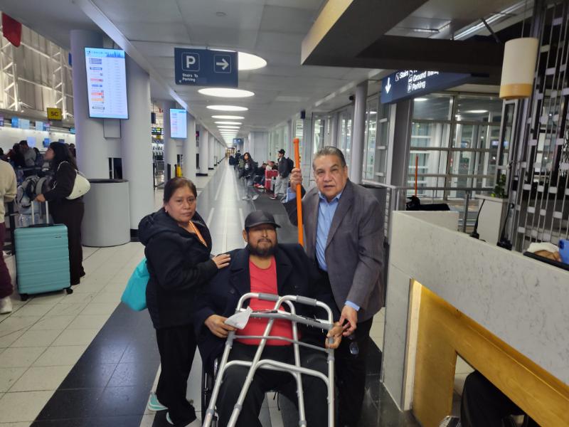 Migrante poblano regresa de Chicago tras dos meses hospitalizado por cirrosis