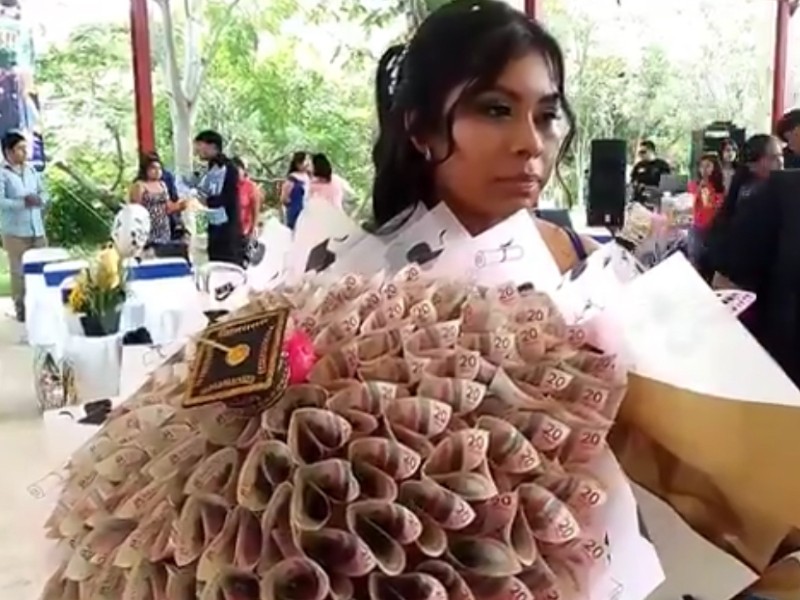 Migrante sosprende a su hija con ramo de billetes