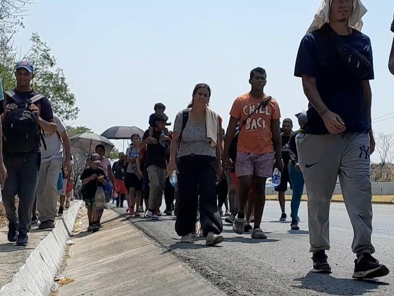 Migrantes abandonan Tuxtla Gutiérrez, salen en caravana