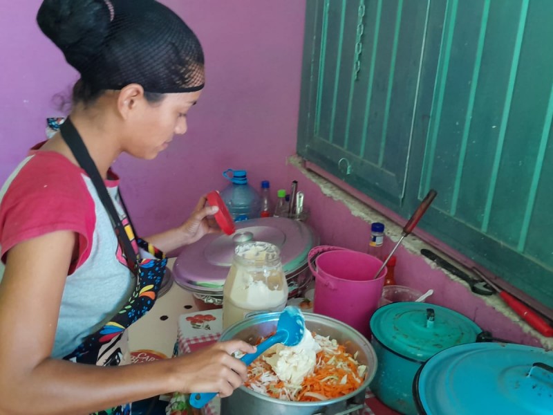 Migrantes abren comedor con comida venezolana en Juchitán