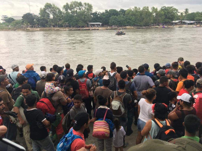 Migrantes acampan a orillas del Río Suchiate