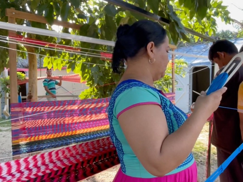 Migrantes aprenden a tejer hamacas en albergue de Ixtepec