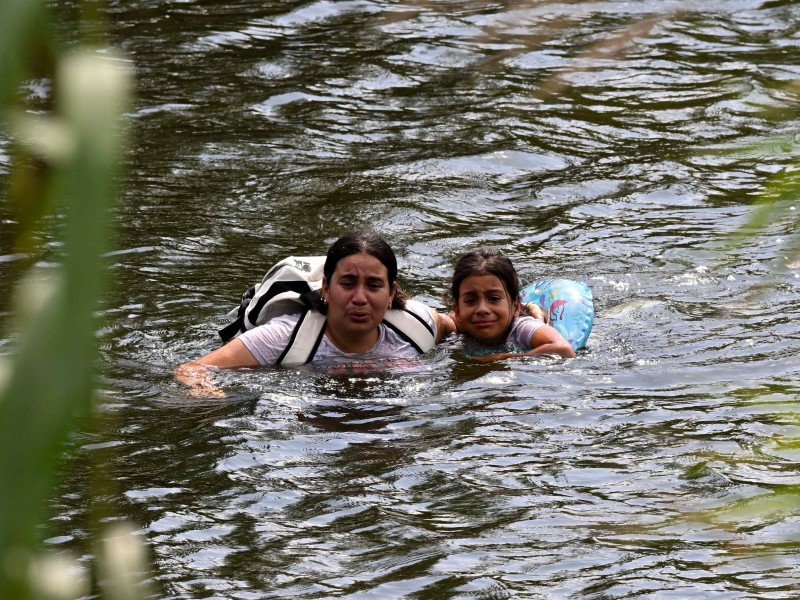 Migrantes arriesgan su vida y cruzan el Río Bravo