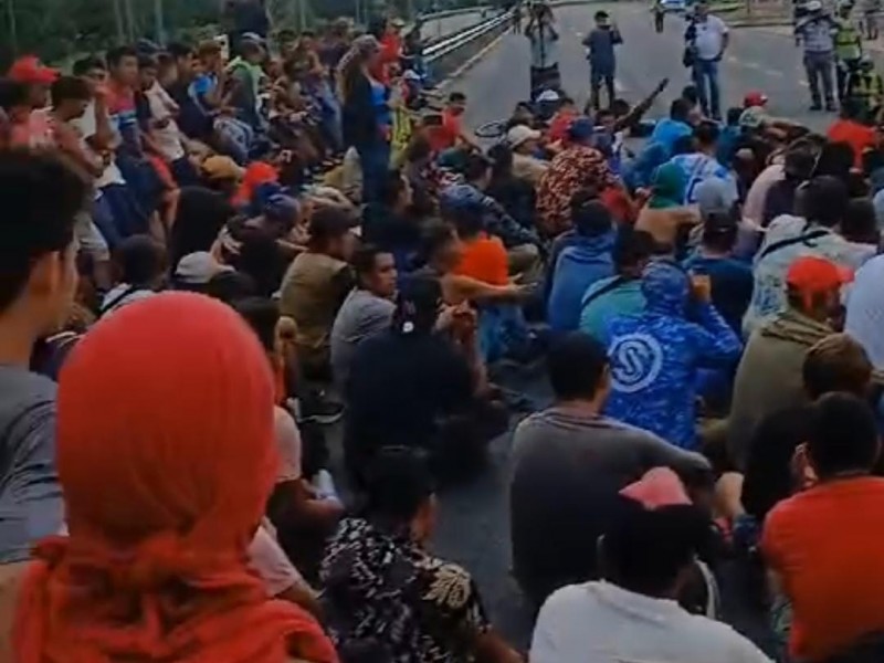 Migrantes bloquean carretera de Huixtla exigen atención de autoridades migratorias