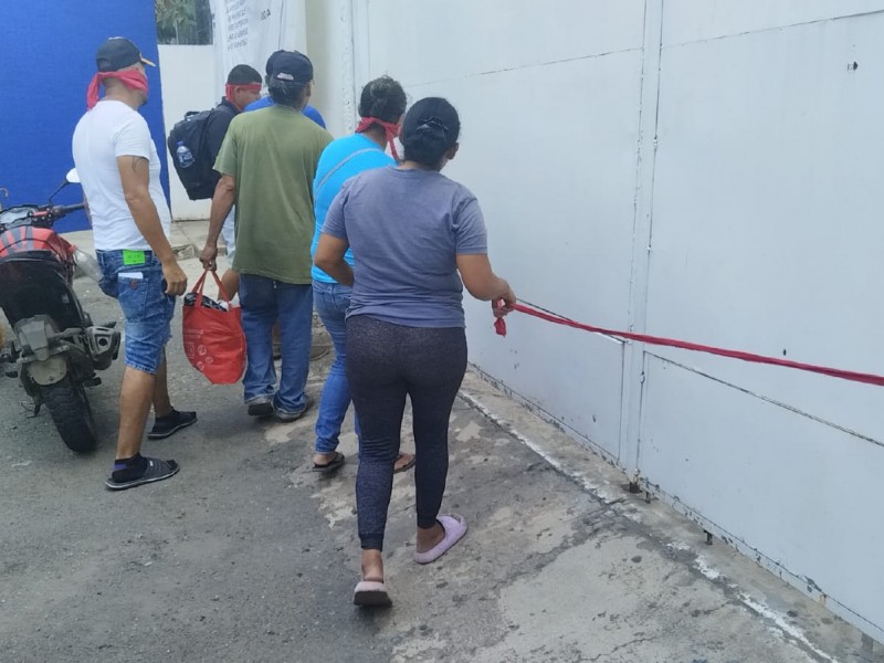 Migrantes clausuran simbólicamente oficinas del INM