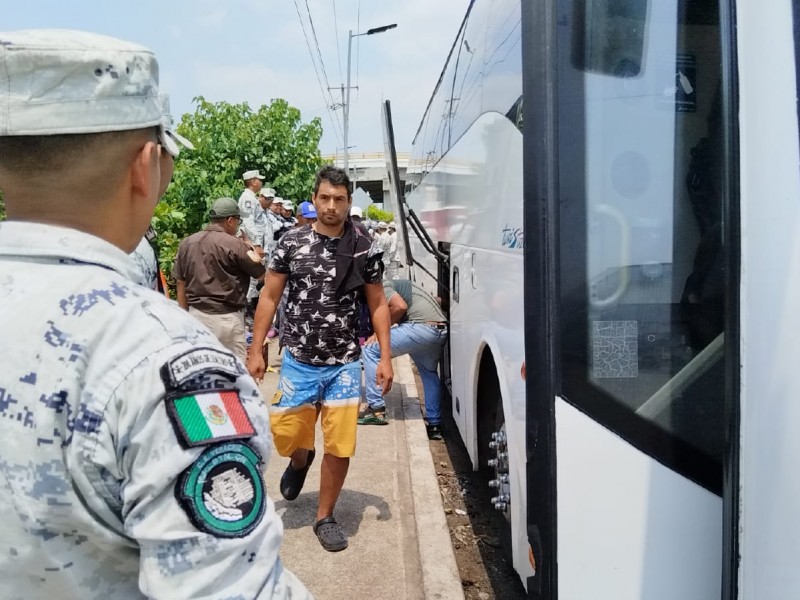 Migrantes continúan varados; INM deja de entrega FMM