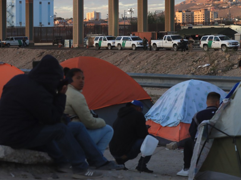 Migrantes desbordan la capacidad en El Paso, Texas